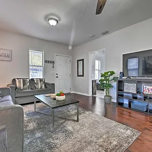 Holiday home Sun-dappled Oasis About 2 Mi To 7th Avenue!, Tampa